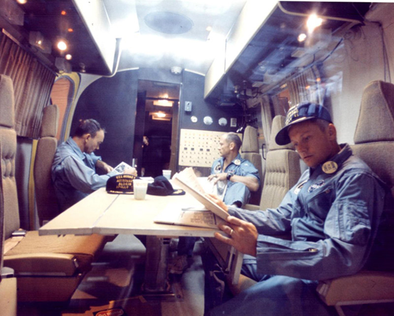 迈克尔·柯林斯、巴兹·奥尔德林和尼尔·阿姆斯特朗在移动隔离设施内休息。这是一辆改装的Airstream旅行拖车，此时正由大黄蜂号航空母舰运往珍珠港