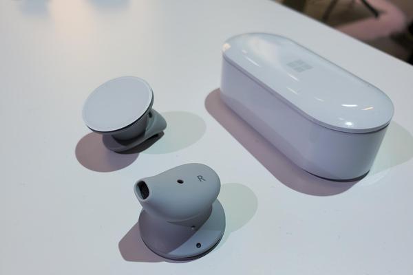 微软首款无线耳机Surface EarBuds发布 纽扣式设计