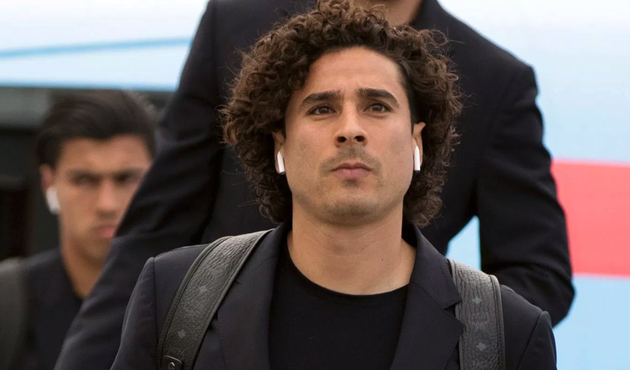 墨西哥队的的吉列尔莫-奥乔亚(Guillermo Ochoa)前往俄罗斯参加世界杯,他戴着AirPods,背包则是MCM