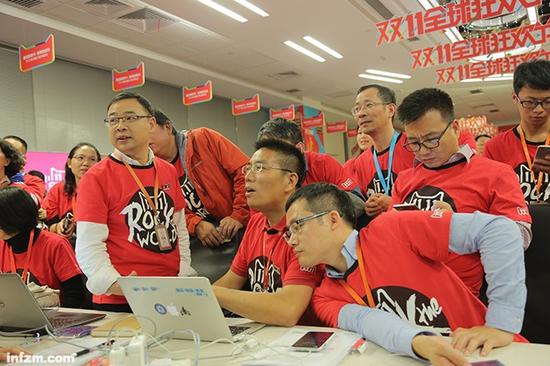 “雙十一”不眠夜,螞蟻金服的團隊在實時監測交易數據。 (螞蟻金服供圖/圖)