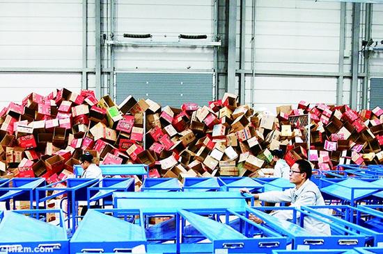 2015年11月11日,河北廊坊,記者探訪天貓超市。倉儲內運用大量的大數據、雲計算,通過技術代替人力,平均3分鍾完成一個訂單的分揀和打包。 (CFP/圖)
