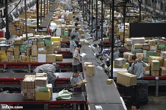 2015年11月11日,廣東省深圳市,順豐黃田中轉場正在有序分揀快遞包裹當天發送包裹超過80萬件。 (視覺中國/圖)