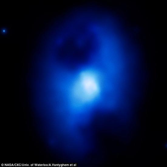 星系爆炸:最强烈宇宙爆炸事件回顾:摧毁整个星系团 2005年,NASA的钱德拉X射线天文台观测到来自黑洞的大量高温气体,首次揭示了MS 0735.6+7421星系团的强烈爆炸。图中可以看到X射线下的气体呈现蓝色。