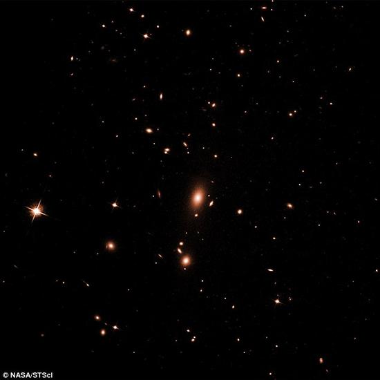 星系爆炸:最强烈宇宙爆炸事件回顾:摧毁整个星系团 利用光学望远镜只能观察到微弱的星系团亮光。MS 0735.6+7421星系团距离地球约260万光年,发现于鹿豹座。