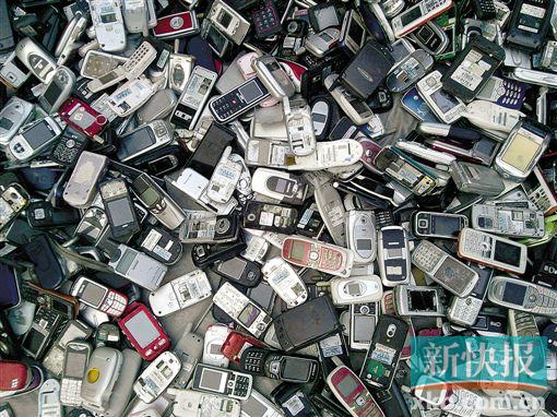 每年有大量手机被废弃。CFP图