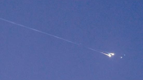 WT1190F划过天空。