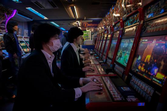 日本恋爱游戏:这些日本玩家只愿跟游戏角色谈恋爱 周五的夜晚,东京秋叶原,生意人下班后在一家弹球盘游戏厅打游戏。在秋叶原,有数不胜数的游戏厅,这儿以活跃的少女文化闻名。图片来源:LOULOU D’AKI