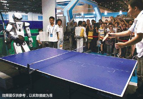 在机器人乒乓球表演赛中，体验者可以同机器人进行乒乓球对战。