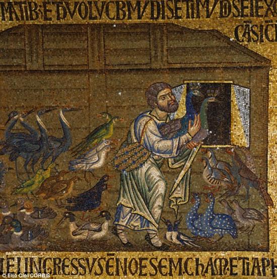 在圣经故事中，动物们两两踏上诺亚方舟，从而在末日中幸免于难。而在现实世界中，也存在类似的“诺亚方舟”，只不过要高科技得多。图为威尼斯圣马可大教堂中的壁画，显示了诺亚将鸟送入方舟中的场景。