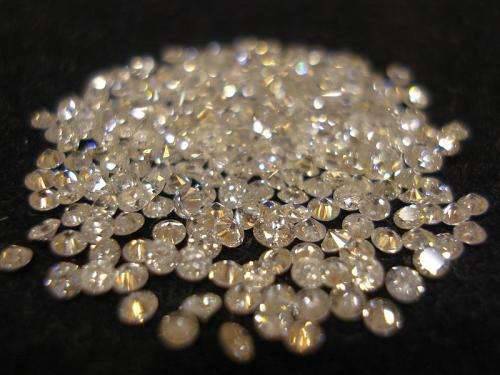 这批钻石颗粒的重量为0.02、0.03和0.04克拉不等，总重约5.36克拉。图片来源：Swamibu/Wikipedia