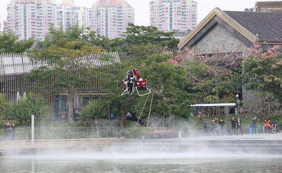 喷气式飞行器:这个喷气飞行背包卖160万:让你变身“钢铁侠”