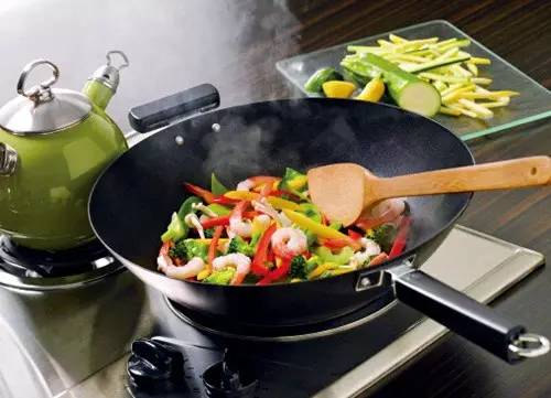 菠菜补铁吗:流言揭秘:红枣、铁锅、菠菜,哪个才补铁?