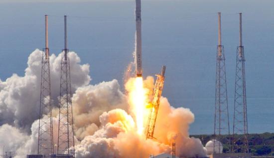 这次火箭发射——很可能在12月15日，但美国空军目前尚未证实具体的飞行计划——标志着SpaceX向前迈出的一大步。这一任务是继今年六月事故后的第一次发射，今年六月一枚前往国际空间站的无人驾驶猎鹰九号火箭在飞行途中发生爆炸。上周竞争对手太空飞行公司Blue Origin成功发射并着陆了一枚可回收利用的火箭，而SpaceX也准备在这次新任务里再次尝试着陆。