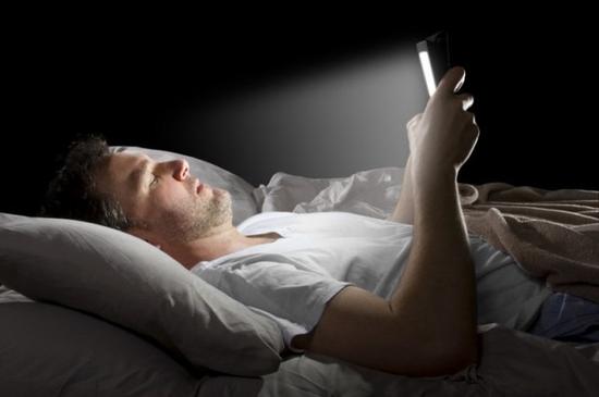 睡前玩手机危害大！看完你还会任性吗?2