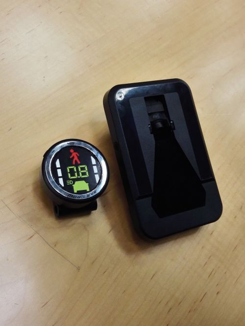 Mobileye的产品套装,左侧圆形的是安装在风挡上的摄像头,右侧为数据处理装置 | 摄影 王冀