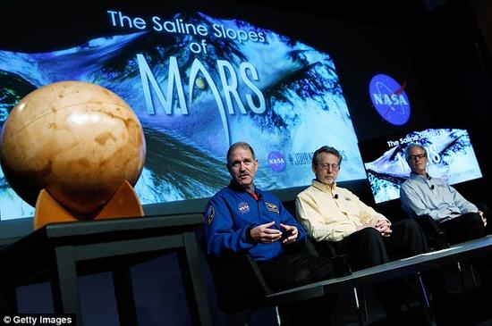 NASA的科技主管约翰·格伦斯菲尔德在一次关于火星任务的新闻发布会上发言。NASA计划在2030年将宇航员送到火星表面开展探索任务。