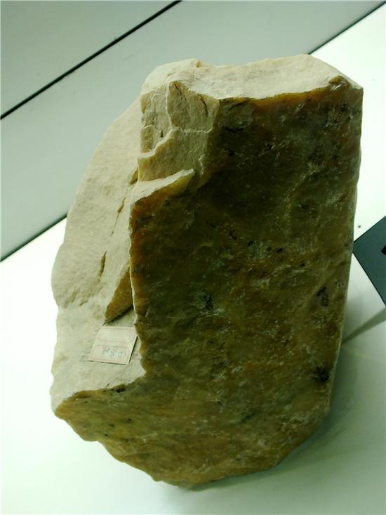 叶腊石，具有蜡状光泽（摄影：马志飞）