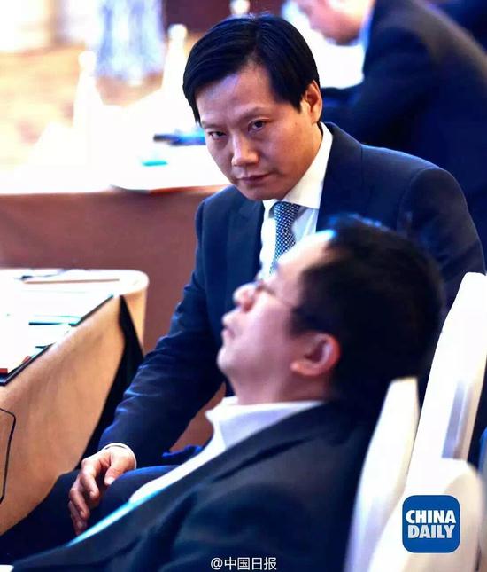 在乌镇期间，一张周鸿祎酣睡，雷军“凝视”的照片被疯传。