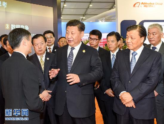 12月16日,中共中央总书记、国家主席习近平在浙江省乌镇视察“互联网之光”博览会。 新华社记者 李学仁 摄