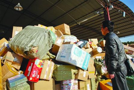 申通罢工:申通拖欠工资快递员罢工:20000包裹堆成山 看着堆积如山的快件,前来找寻自己快件的客户一筹莫展。