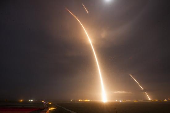 SpaceX官方公布的延时摄影。左边是火箭发射的轨迹,右边一级火箭的返回和着陆。