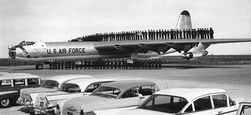 B-36轰炸机是翼展最大的军用飞机，美国人把反应堆加上去后，改编号为 NB-36H。
