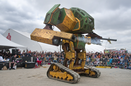 由MegaBot团队研发的Mk. II机器人在2015年5月的圣马特奥Maker Faire集会上首次亮相，并在观众面前用巨大的彩弹摧毁了一辆废旧汽车。该机器人被视为这次集会上最引人关注的对象之一。