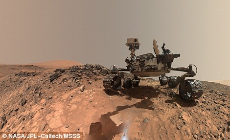 “好奇”号火星车利用机械臂上的“火星手持透镜成像仪”拍摄了大量照片,并被摄影师拼接组合形成这幅自拍照。