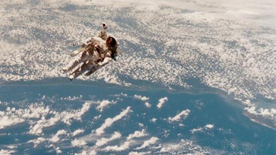 太空行走时感受到的孤独与长时间太空任务所面临的挑战不能相提并论。