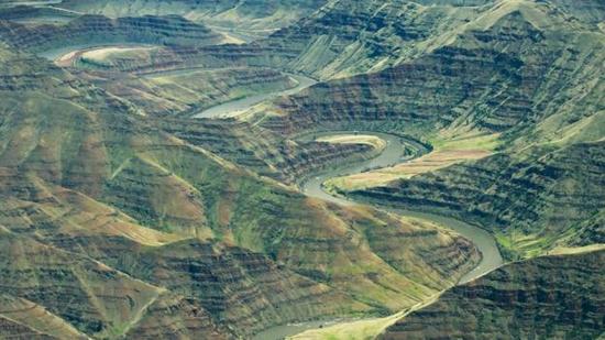 地球大灭绝:地球最严重大灭绝发生了什么:火山爆发杀光生命 连续喷发的岩浆形成层层叠叠的玄武岩层,就像这条河流下切侵蚀后暴露出的岩层