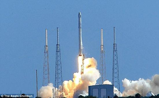 美国太空探索技术公司(SpaceX)研发了一款能够飞回发射基地的火箭,利用火箭引擎,垂直降落到地面上。