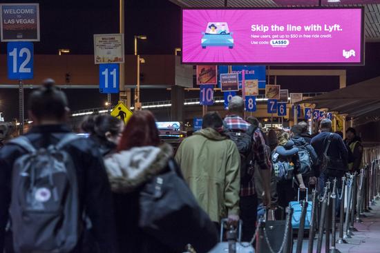 1月3日，拉斯维加斯麦克卡兰国际机场外排队等待出租车的乘客。