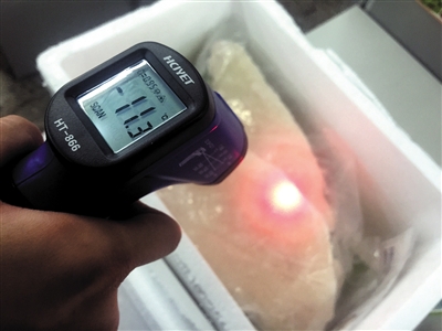 新京報記者用紅外測溫儀檢測生鮮表面溫度。新京報記者 林沛青 攝