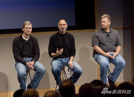 在喬布斯時代，席勒與庫克可說是他的左膀右臂