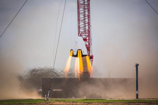 去年11月,SpaceX公司在德克萨斯州境内成功地对其新型载人飞船:“载人龙飞船”(Crew Dragon)进行了一次悬浮测试