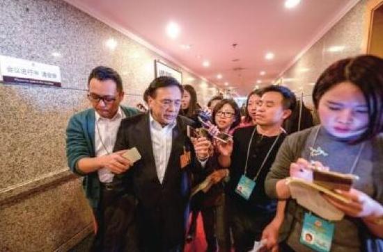 周正宇(左二)接受记者采访。京华时报记者潘之望摄