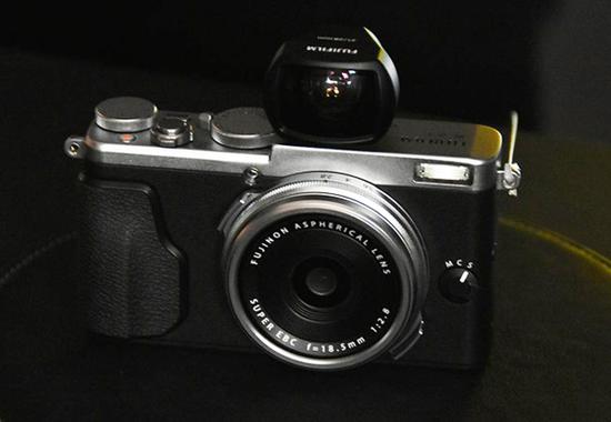 富士X70
