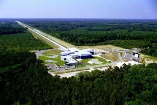 LIGO激光干涉引力波观测站。两个方向的隧道长度为四公里。