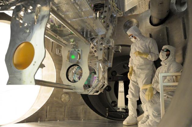 先进LIGO设施升级过程中，工程师正在工作