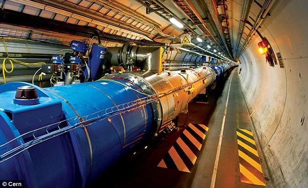 在大爆炸之后的几亿分之一秒内,宇宙中就充满了一种极为滚烫、稠密的“汤”状物质。研究人员近日利用日内瓦的大型强子对撞机,重新制造出了这一混合物的微缩版。
