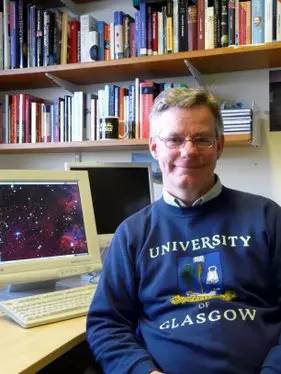 马丁?亨得利(Martin Hendry)，英国格拉斯哥大学天文与物理学院院长， 主要从事宇宙学和引力波天文学研究，LIGO科学合作组织成员， LIGO科学合作组织教育与公众宣传小组副组长。
