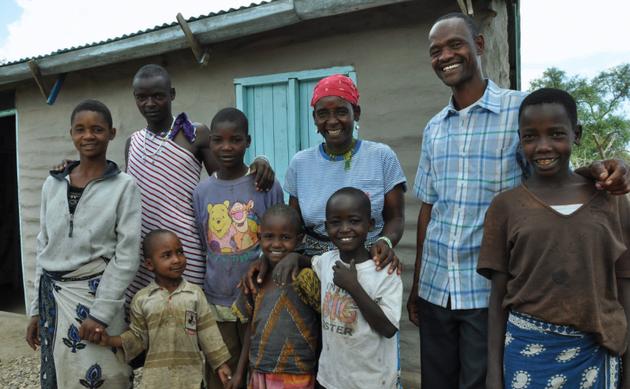 安娜、薩納雷和家人(坦桑尼亞，2014年)