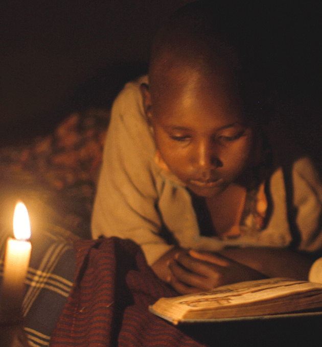 小女孩點着蠟燭學習(坦桑尼亞，2015年)