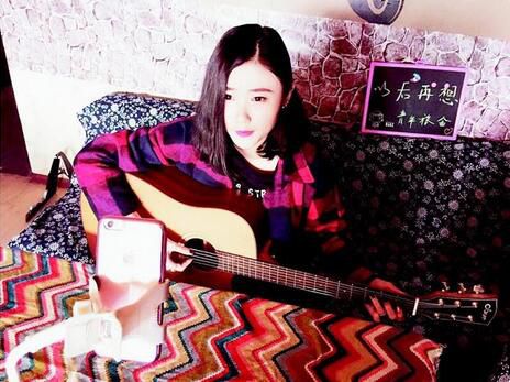 网络主播网站:网络直播揭秘:当红女主播一月吸金30万 图为:美女主播孙小圈在贵州直播
