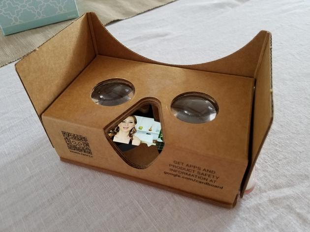 戴上谷歌Cardboard眼罩看*
