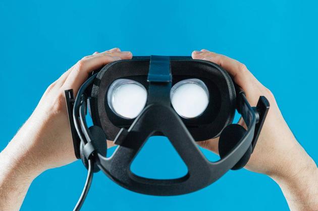 Oculus Rift的头盔带有陀螺仪和加速度感应器，双眼各自对应的屏幕分辨率均为1280*1080像素。