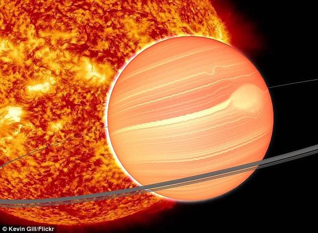 大熊座发现奇特系外行星:轨道很扁似彗星 借助美国宇航局的“斯皮策”空间望远镜,科学家们发现了一颗行为怪异的行星,其轨道偏心率极大,更像是一颗彗星的轨道。这颗行星编号HD 80606b,其大小与木星相当,但其质量比木星要大4倍左右,距离地球大约190光年,位于大熊座方向