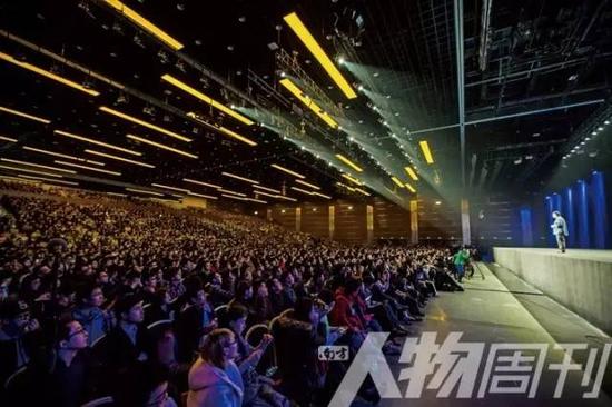 2015年12月29日，北京，錘子科技T2手機發布會上坐滿粉絲