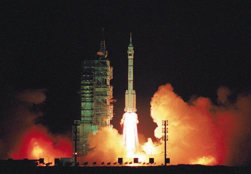 神州一号:神舟一号曾面临失控专家最后10秒抢救成功 神舟一号飞船发射资料图