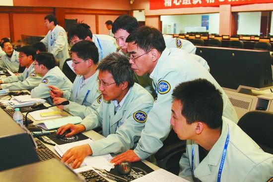 神州一号:神舟一号曾面临失控专家最后10秒抢救成功 科技人员在执行“神舟八号”任务。